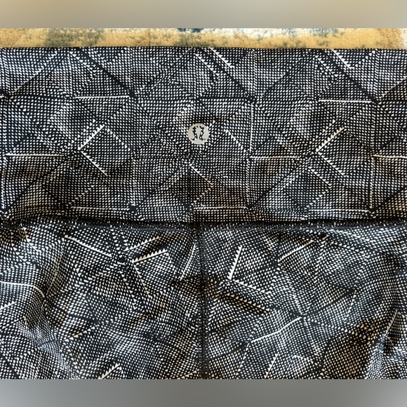 Lululemon black & white geometric shaped leggings. Size is either size 0 or 2 - Picture 3 of 5
